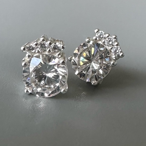 Sterling Silver 1/2 c.t. Stud Earrings - Picture 9 of 16